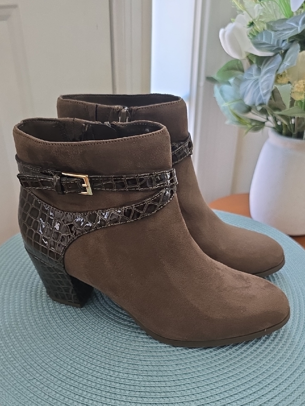 EAST 5TH BRAND WOMEN'S DRESSY OR CASUAL BROWN SHORT ANKLE BOOTS SIZE 6 WIDE